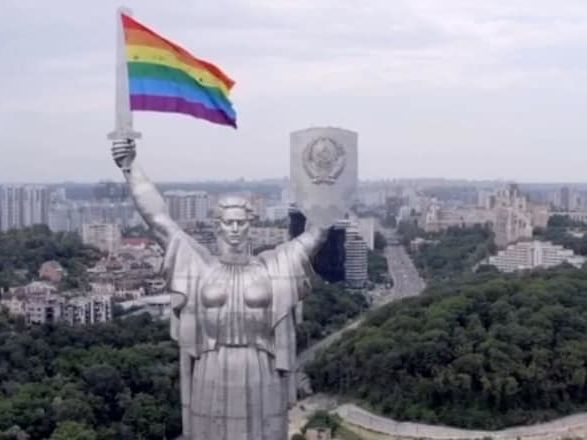 “Mother understands and supports.” In Kyiv activists “attached” LGBT flag to the sword of the Motherland Monument. Video