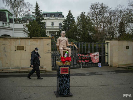 In front of Russian embassy in Czech Republic, activists installed a statue of naked Putin on golden toilet