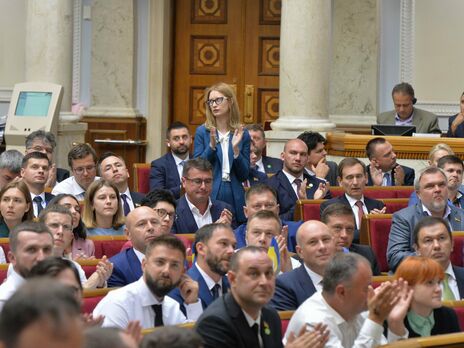 На выборах в Верховную Раду проходной барьер преодолевают восемь партий – опрос