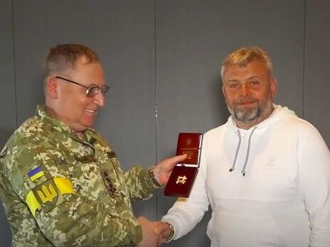 Lieutenant General Pavel Tkachuk presented Hryhoriy Kozlovsky with the Badge of Honor on behalf of the Defense Minister