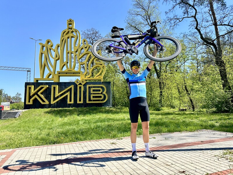 "I washed my clothes in the hotel sink". Estonian MP spent seven days on a bicycle to collect money for Ukraine