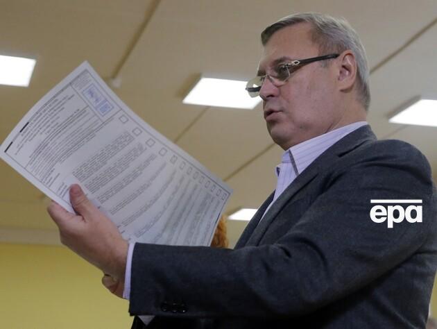 Касьянов о причинах своей отставки с поста премьера РФ: Путин ее не объявил, но нам стало известно о докладе ФСБ, что мы якобы с Немцовым организовывали заговор, чтобы скинуть Путина