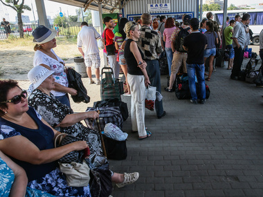 Who and why is returning to Donbass?