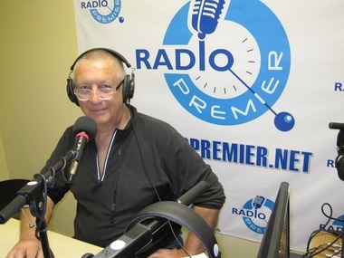Konstantin Borovoy in the studio of the Premier Radio (USA) during the program "Political Information" whose pilot release ended with the Ukrainian anthem.