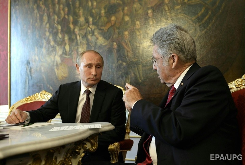 Президент Австрии Хайнц Фишер и президент России Владимир Путин беседуют во время встречи в Вене 24 июня 2014 Фото: EPA