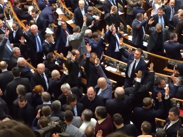 Депутаты голосовали поднятой рукой