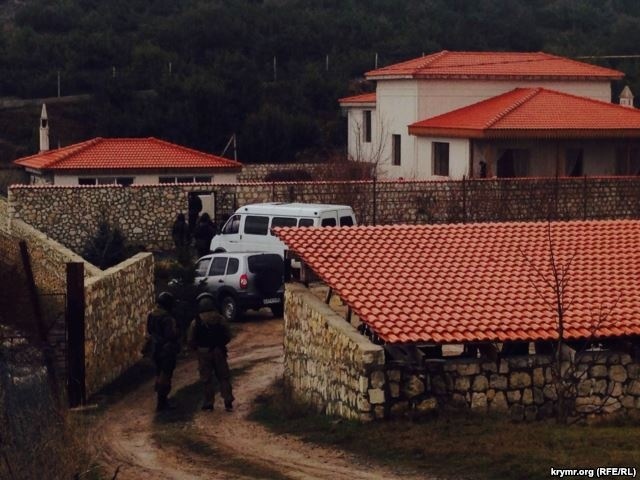 Armed law enforcement officers surrounded Akhtem Chiygoz' house in Bakhchisaray and did not allow anyone to approach it during the search on January 30. Photo: krymr.com