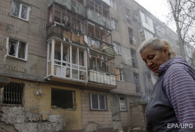 Даже полуразрушенное свое жилье старики на оккупированных территориях боятся оставить без присмотра – это все, что у них есть. Фото: Александр Ermochenko/ EPA