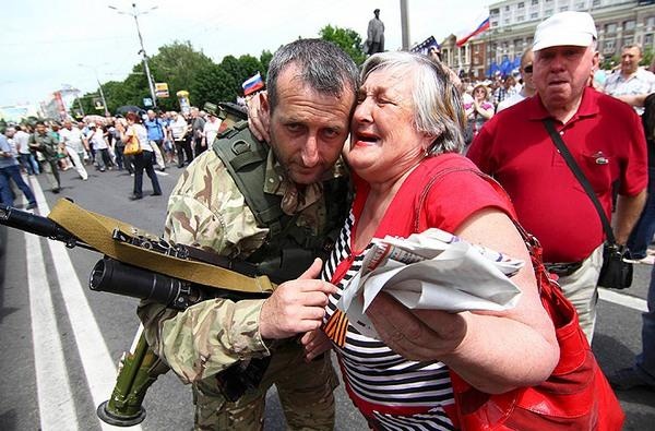 Жители Донецка встречают оккупантов. Фото: argumentua.com