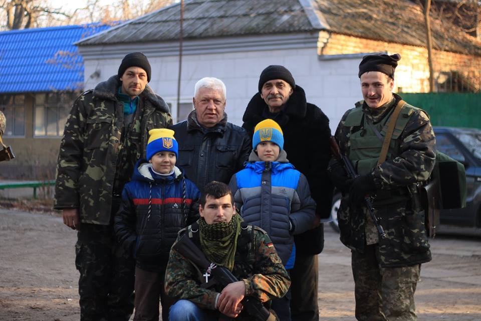 Николай Волынко с внуками в шахтерском батальоне 