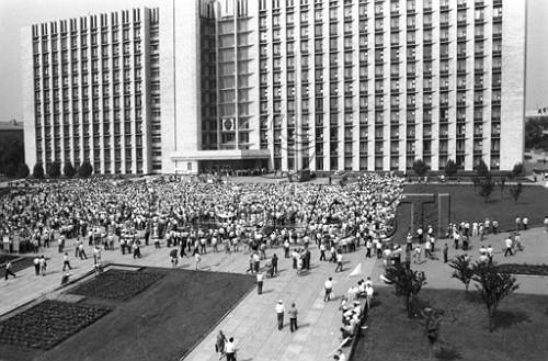 1989 год. Шахтеры не раз бастовали у здания Донецкой обладминистрации, которое сегодня захвачено террористами 
