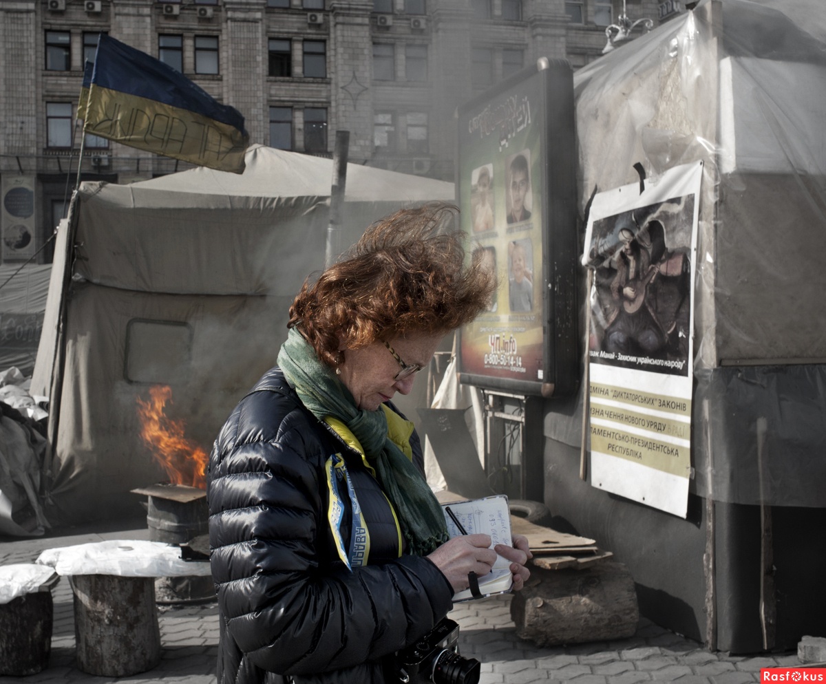 Виктория Ивлева на Майдане. "Эти люди погибли за то, чтобы Украина была человечной – от Львова до Изварино". Фото: Виктория Ивлева / Facebook